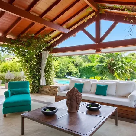 Dom wakacyjny Maison D'exception A Arbonne, Piscine Privee Saisonniere. *