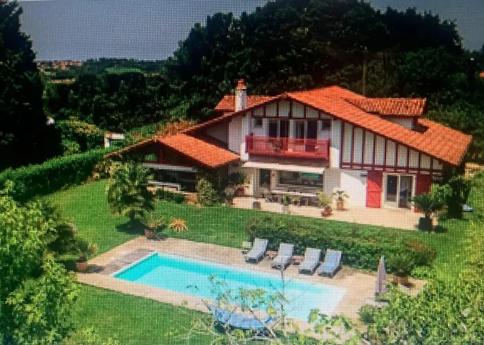 Maison D'exception à Arbonne, Piscine Privée Saisonnière. Сasa de vacaciones *